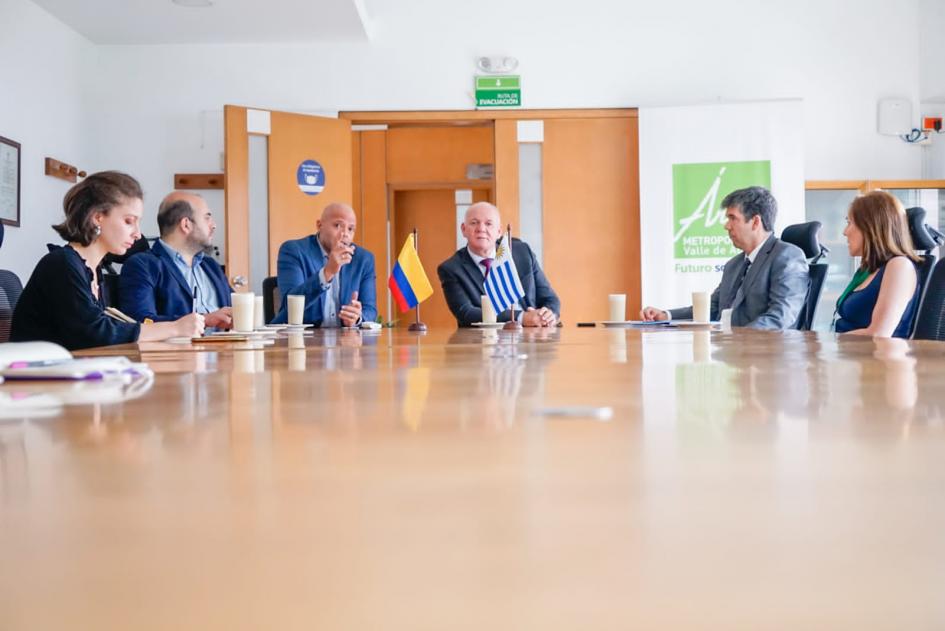Reunión de varias personas alrededor de una mesa, en ACI Medellín