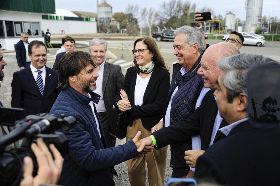 Autoridades acompañaron al presidente Luis Lacalle Pou en el evento Lacalle Pou saluda al subsecretario Verri; a su lado, autoridades