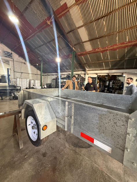 Director nacional de Industrias visitó la empresa Trailersuy Tráiler dentro de la planta