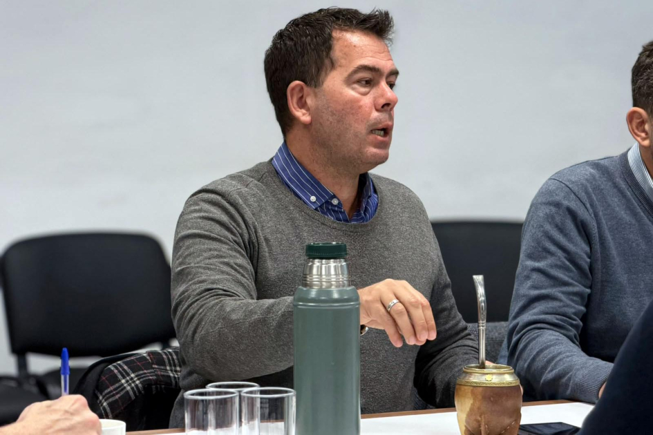 Leonardo García, presidente de la CIU García habla en una mesa