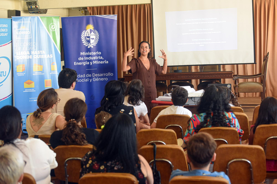 Victoria Scagni, de UTE Mujer hablando frente a niñas, niños y adolescentes sentados