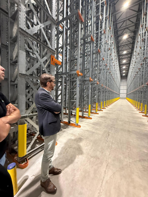 Director Míguez en el depósito del Frigorífico Arbiza