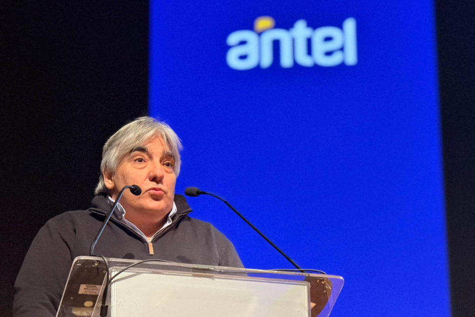 Presidente de Antel, Alejandro Paz Paz habla desde un atril; detrás, pantalla con el logo de Antel