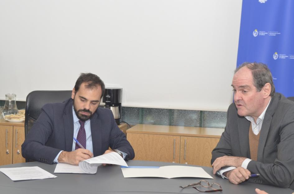 Firma de memorándum por parte de ambos directores Firma memo