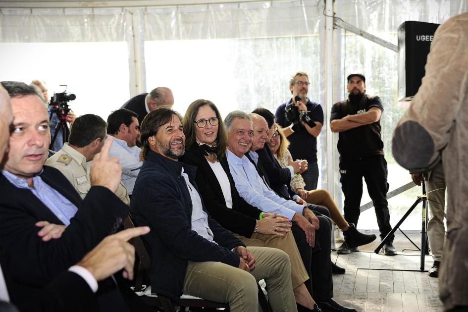 El evento se desarrollo en la planta de la citrícola San Miguel, en Paysandú Autoridades, sentadas en el evento; al lado de Lacalle Pou, la ministra Facio (ambos sonríen)