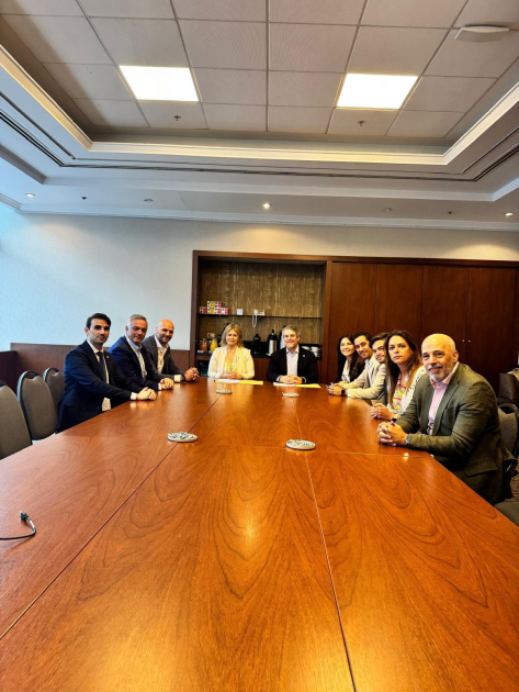 Personas sentadas en una larga mesa