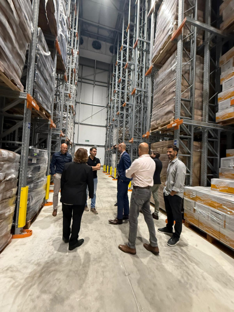 Personas de pie en el interior de un depósito