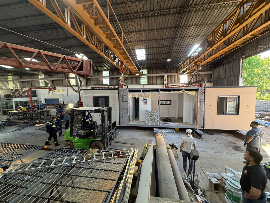 Montaje de casa prefabricada transportable, dentro de la fábrica