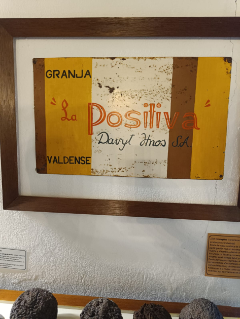 Antiguo cartel de Granja la Positiva, exhibido en el espacio museográfico de Casona La Positiva
