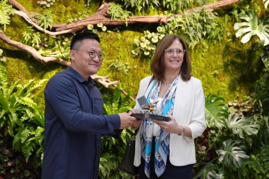 La ministra Elisa Facio recibe un regalo de parte del CEO de BGI Genomics, Yin Ye.