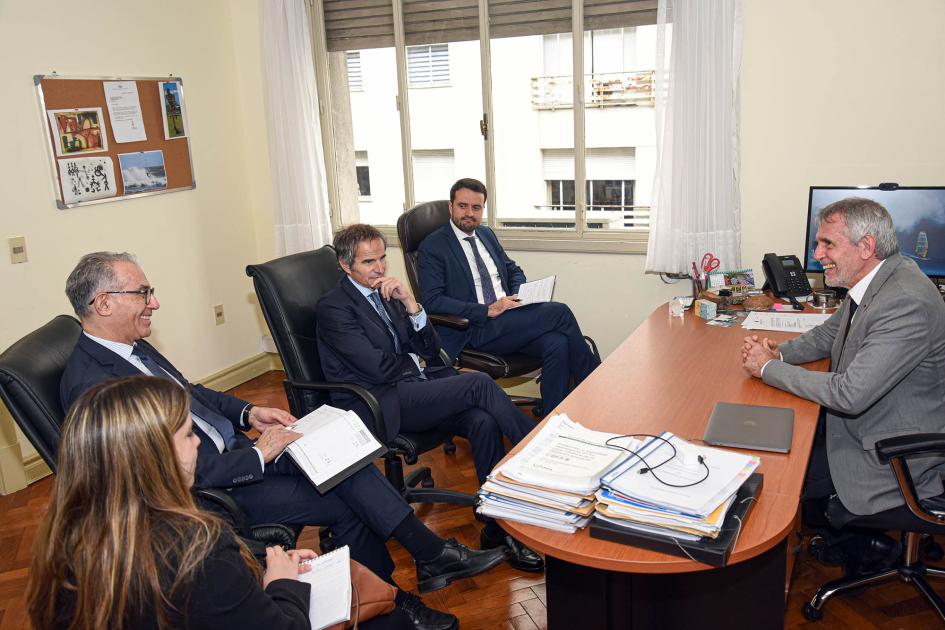 Visita a la Autoridad Reguladora del MIEM Reunión con el director de la ARNR