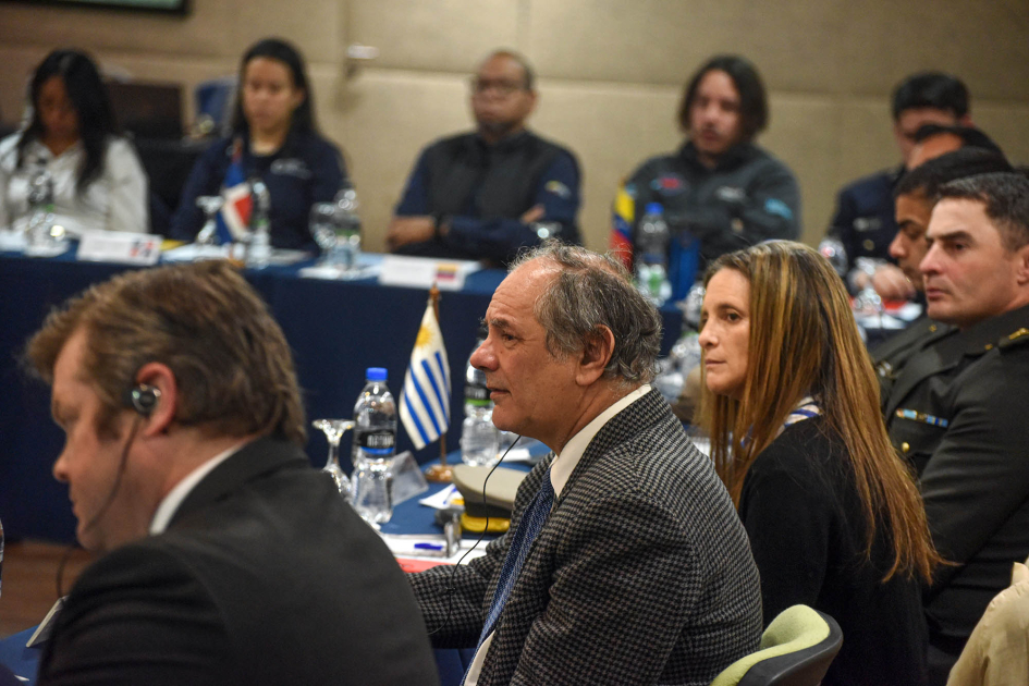 Personas sentadas alrededor de una mesa