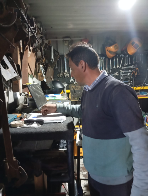 Empresario intercambia con técnico asesor dentro de una empresa