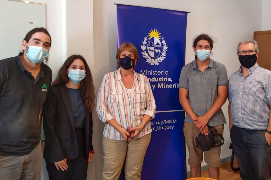 Representantes de Acrin junto a autoridades del MIEM; detrás hay un banner de la institución