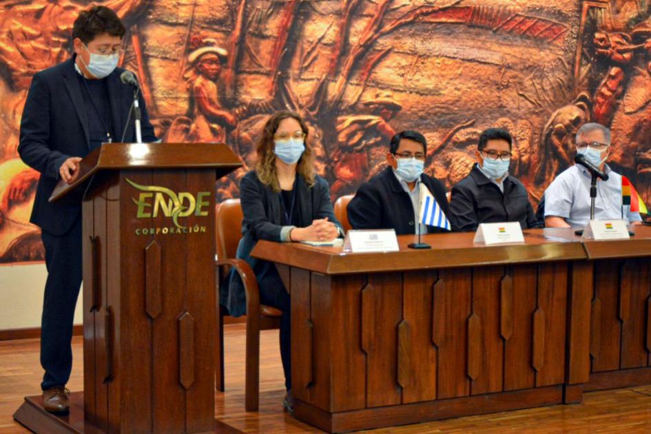 Acto de apertura de las actividades Un hombre habla desde un atril; en una mesa lo escuchan una mujer y tres hombres, todos con tapaboca