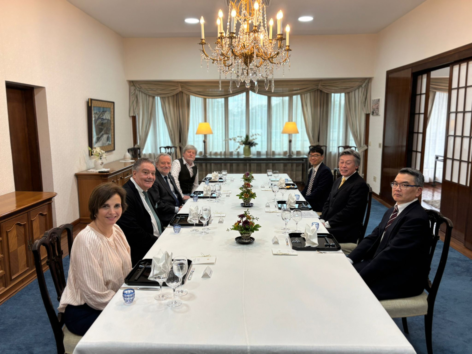 Reunión de trabajo en la Embajada de Japón Personas alrededor de una mesa