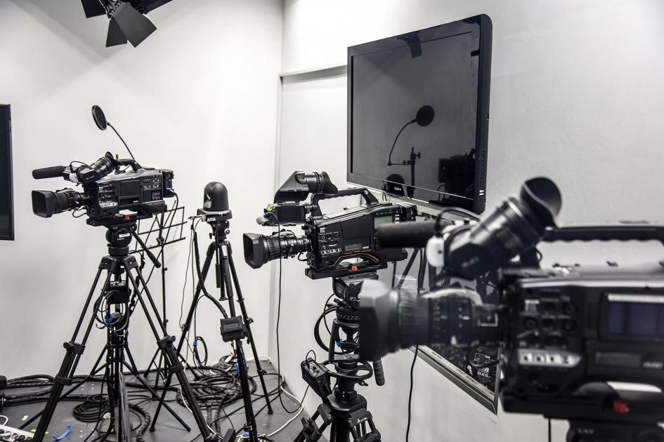 El Poder Ejecutivo fijó el cese definitivo de la transmisión por televisión analógica Cámas y pantalla de televisión