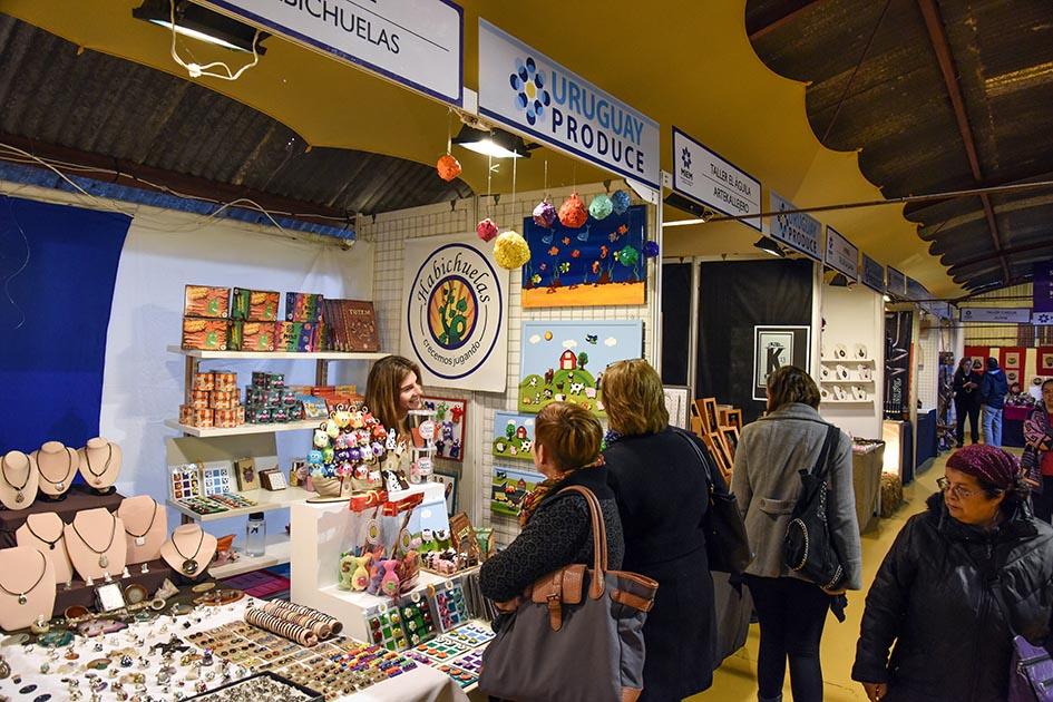 Feria Expo Prado Stands con personas y artesanías colgantes