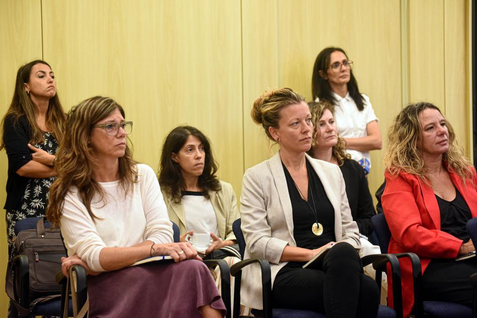 Equipos de trabajo Mujeres, sentadas y de pie (integrantes de los equipos de trabajo)
