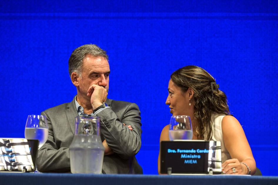 Presidente Yamandú Orsi y ministra Fernanda Cardona Cardona dialoga con Orsi, sentados en la mesa de autoridades