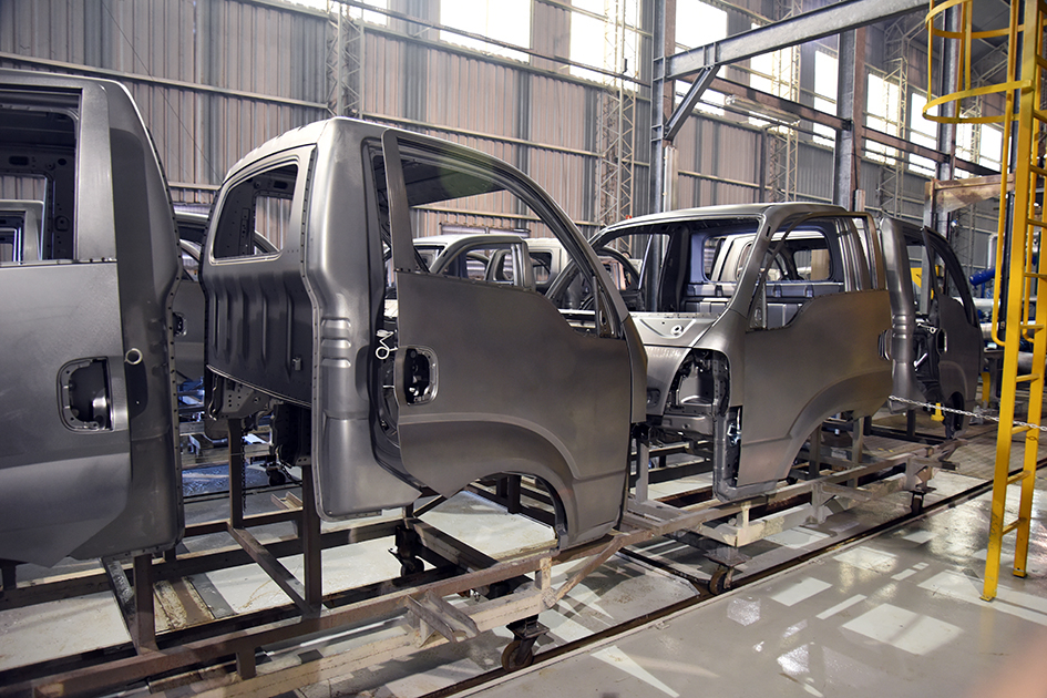 Automóviles en una fábrica autopartista