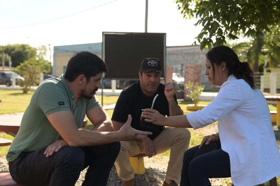 Autoridades dialogaron con habitantes de la localidad Cardona, Álvarez y otro hombre comparten un mate