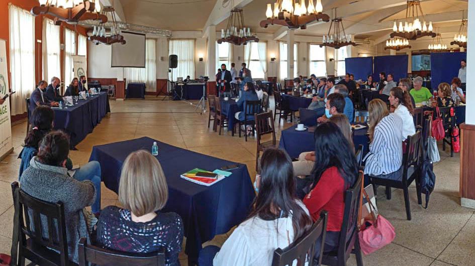 Nueva instancia del curso de Promoción de la Economía Verde e Inclusiva desde lo Local, en el Parque de Minas Mesa de autoridades y mesas para los funcionarios que se capacitaron en el curso
