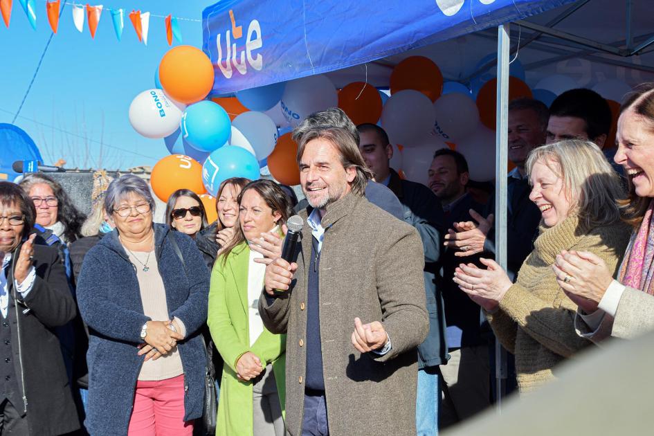 El presidente Luis Lacalle Pou participó del evento Presidente Lacalle Pou hablaa; detrás, personas y globos
