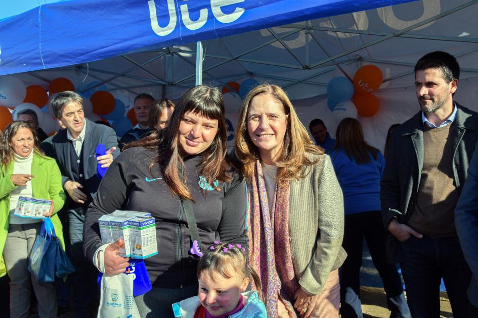El plan beneficia a 153 hogares de 18 de Mayo Ministra abraza a una joven que sostiene un kit energético junto a una niña