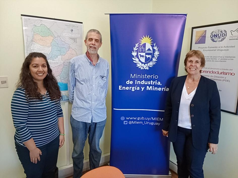 La encargada de Despacho de la Dinapyme junto con los representantes de Bella Vela