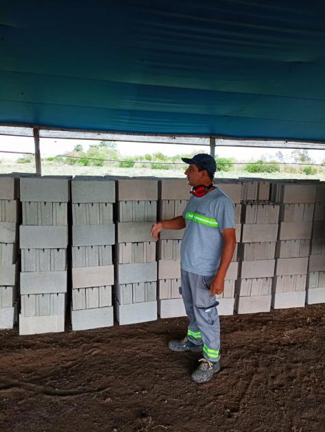 Bloques para la venta al público Bloques para la venta; un hombre los muestra