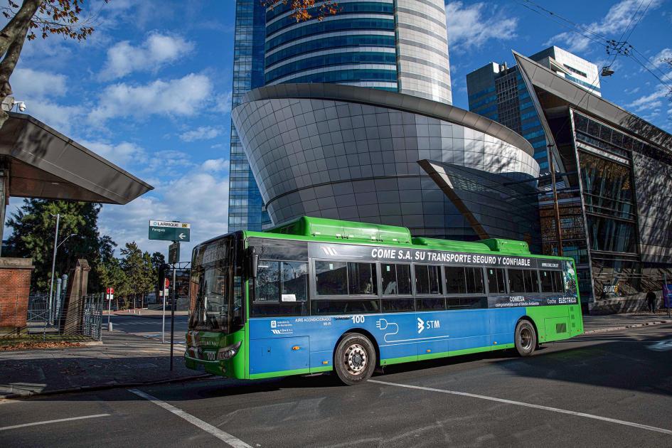 Bus eléctrico recorriendo Montevideo Ómnibus eléctrico; detrás, la Torre de las Telecomunicaciones