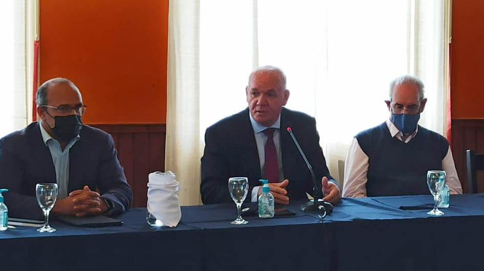 El subsecretario Walter Verri integró la mesa de autoridades El subsecretario Walter Verri habla junto a dos hombres en la mesa de autoridades