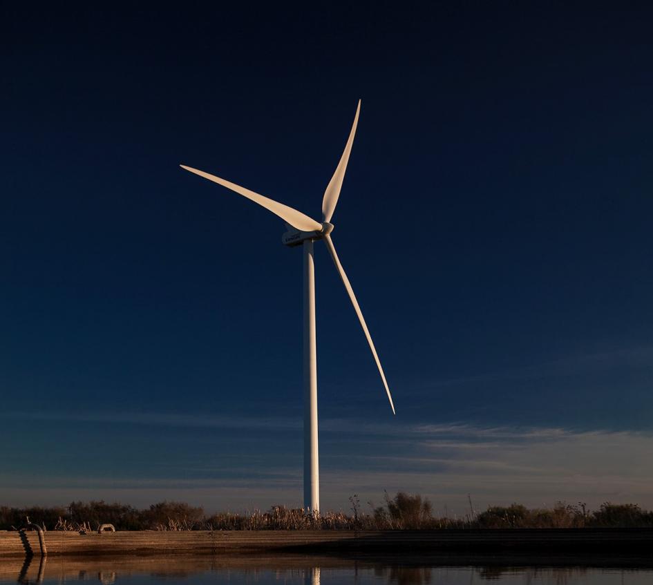 Aerogenerador Aerogenerador se refleja sobre el agua