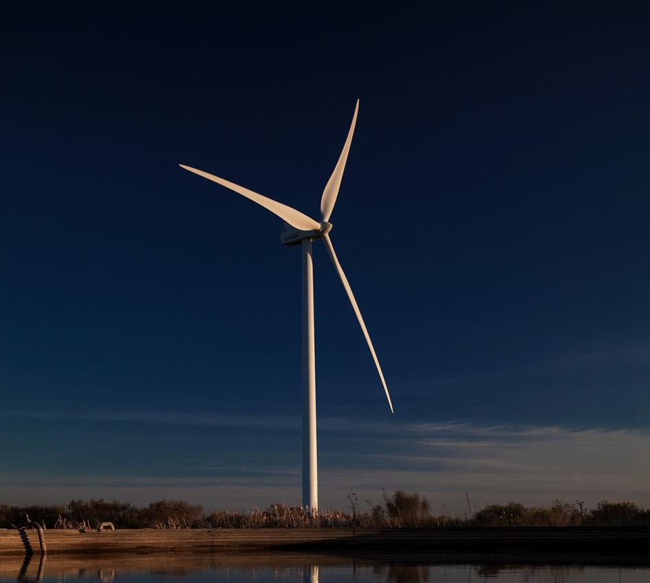 Aerogenerador se refleja sobre el agua