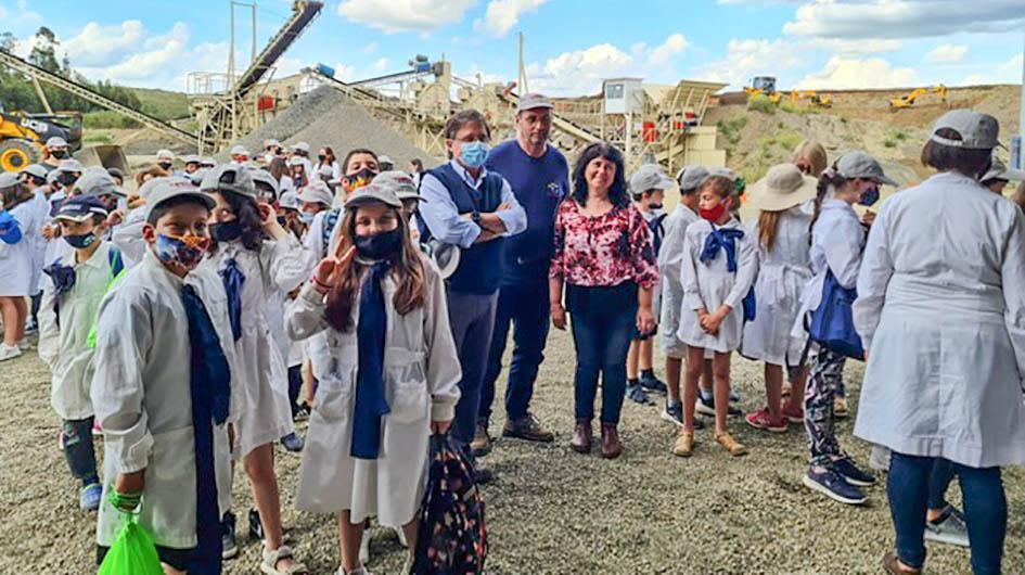 Actividad por los 30 años de la cantera El Pocho Director de Dinamige, Marcelo Pugliesi, y escolares en la cantera