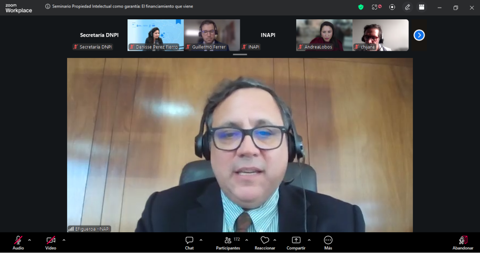 Esteban Figueroa, director nacional de INAPI Hombre habla en la pantalla; arriba, imágenes más pequeñas de otras y otros participantes