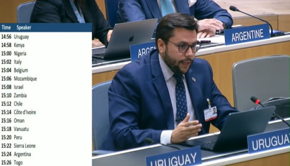 Personas sentadas que miran una pantalla