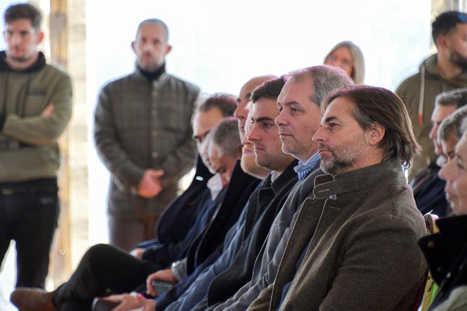 Participó el presidente Luis Lacalle Pou Lacalle Pou, en primera fila del evento, junto a otras personas