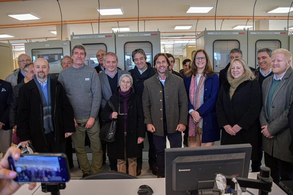 Autoridades recorrieron las instalaciones Autoridades y otras personas en el interior de un edificio