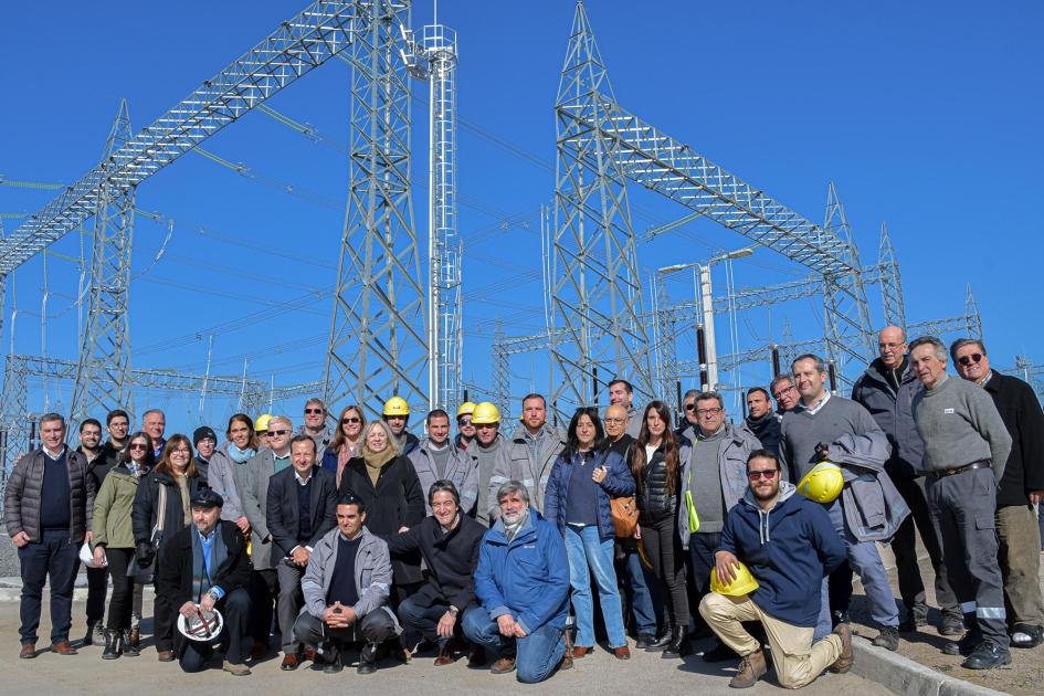 El evento reunió a autoridades y trabajadores Autoridades y trabajadores, debajo de antenas