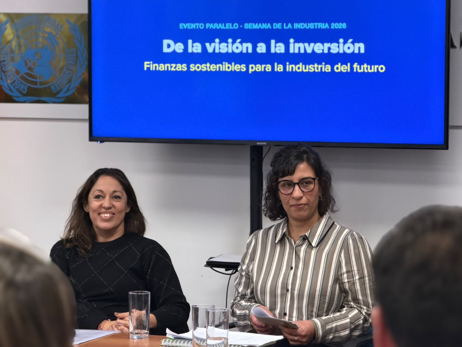 Cardona y Balsa sonríen; arriba, pantalla