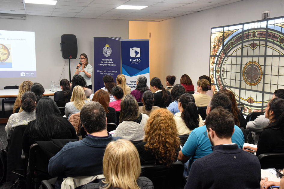 Docente Carolina Clavera, de Flacso Profesora, de pie, ante el público, sentado