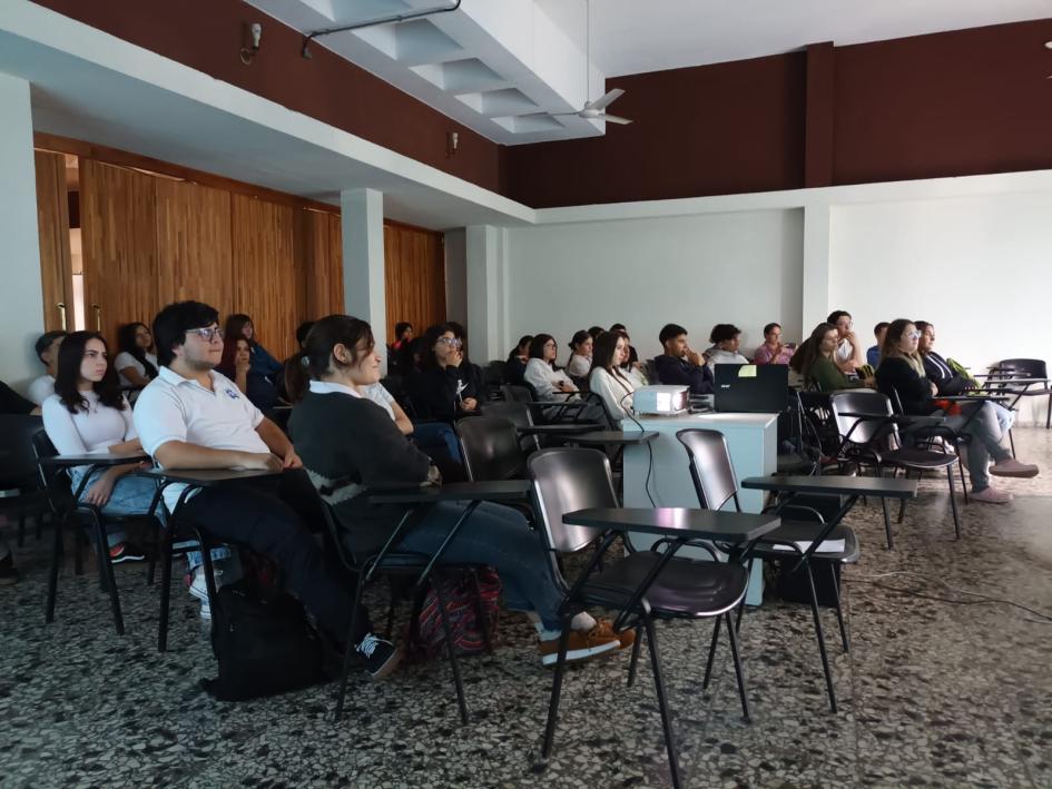 Grupo de personas sentadas en una sala