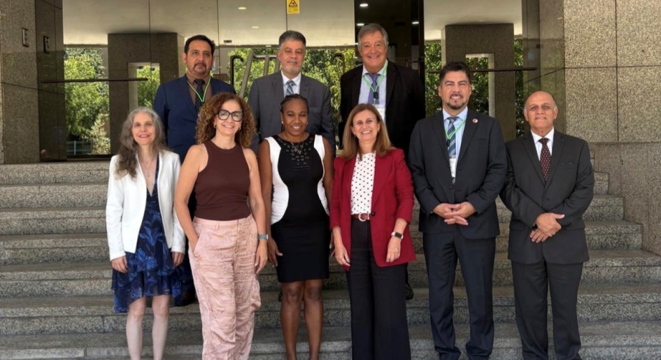 Integrantes del FORO Grupo de autoridades del FORO en una escalera exterior