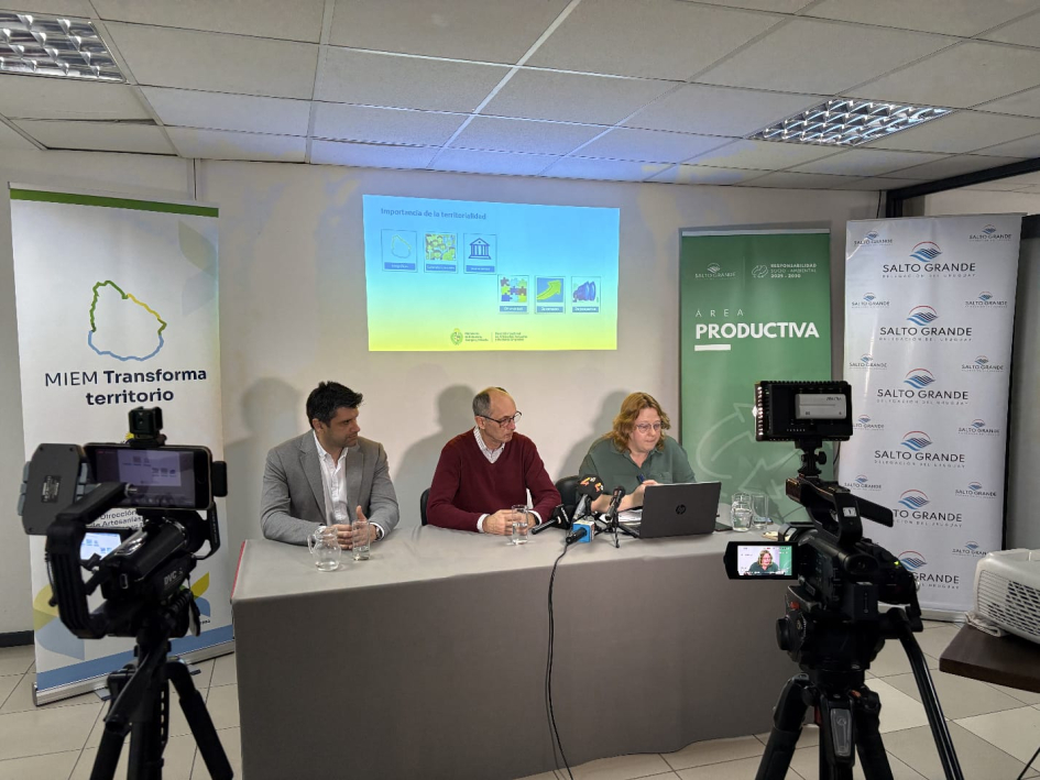 Lanzamiento de Transforma Territorio Litoral, en Salto Autoridades sentadas en una mesa; más cerca, cámarazs