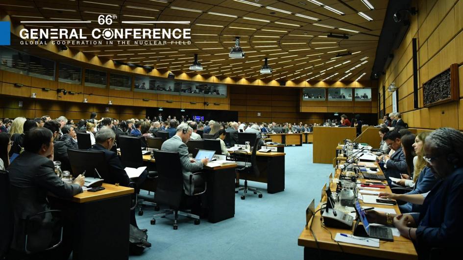 66ª Reunión Ordinaria de la Conferencia General del Organismo Internacional de Energía Atómica (OIEA Personas sentadas en sillas.