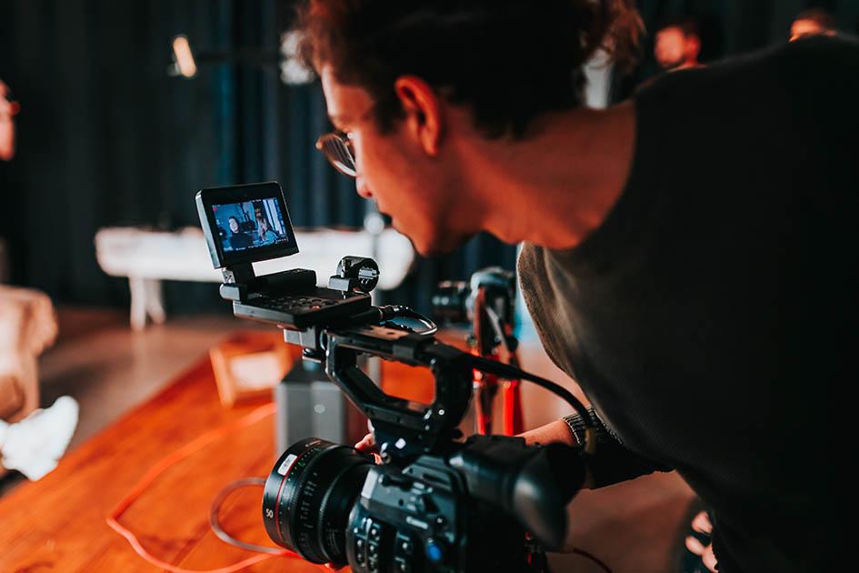 Convocatoria 2023 para la producción de contenidos audiovisuales para televisoras comerciales Pesona mira por una cámara ubicada en una mesa
