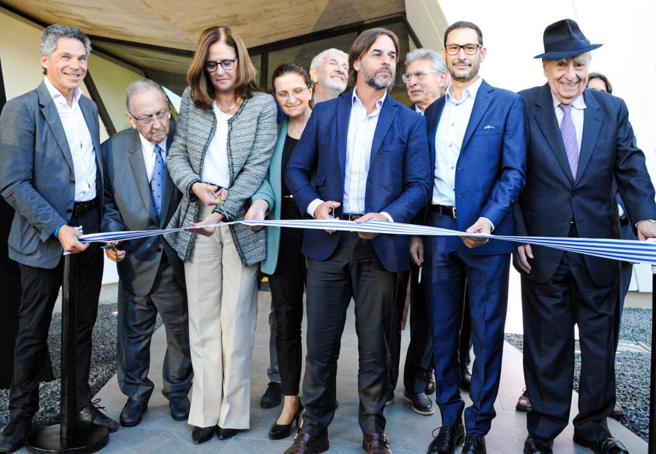 Corte de cinta Autoridades realizan el corte de cinta