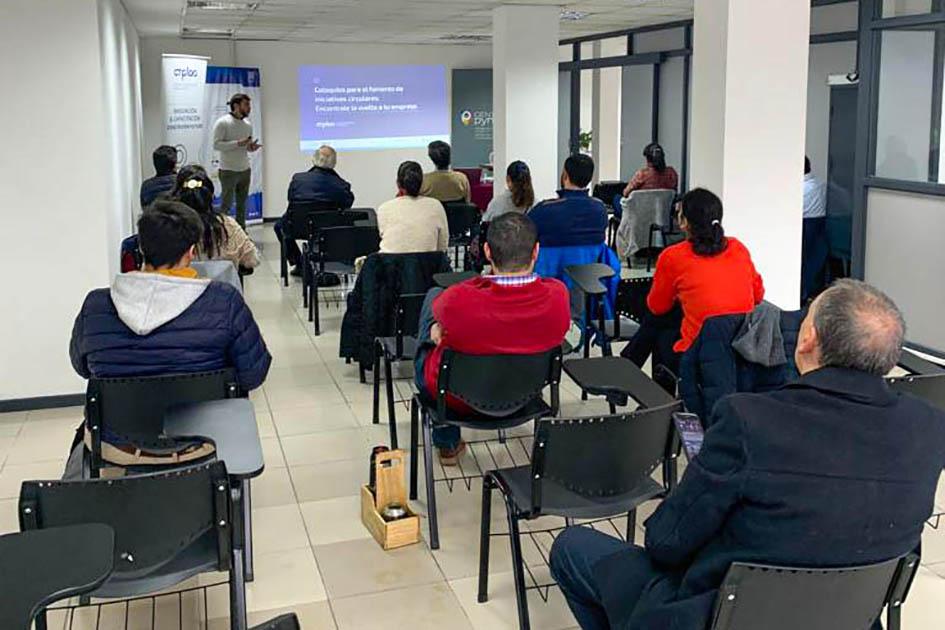 Gente asistiendo a un curso en una sala